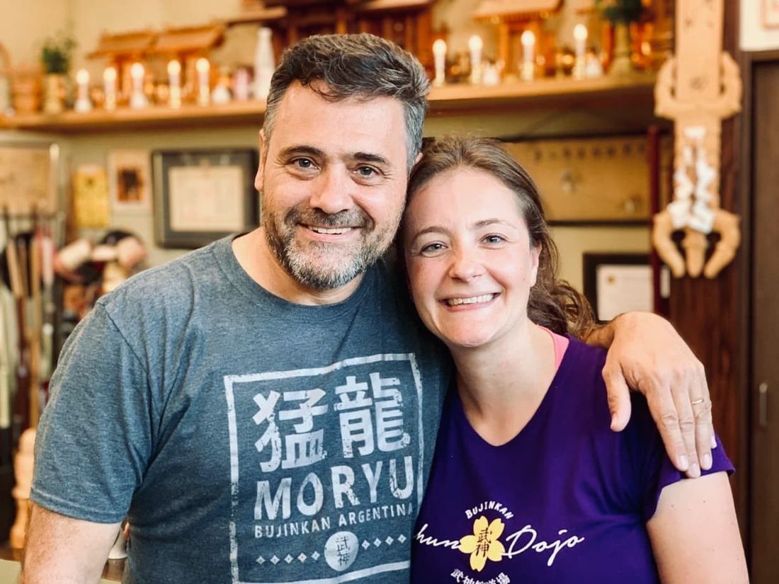 Viviana Vrsalovic junto a su maestro, el Dai Shihan Néstor Iscovi