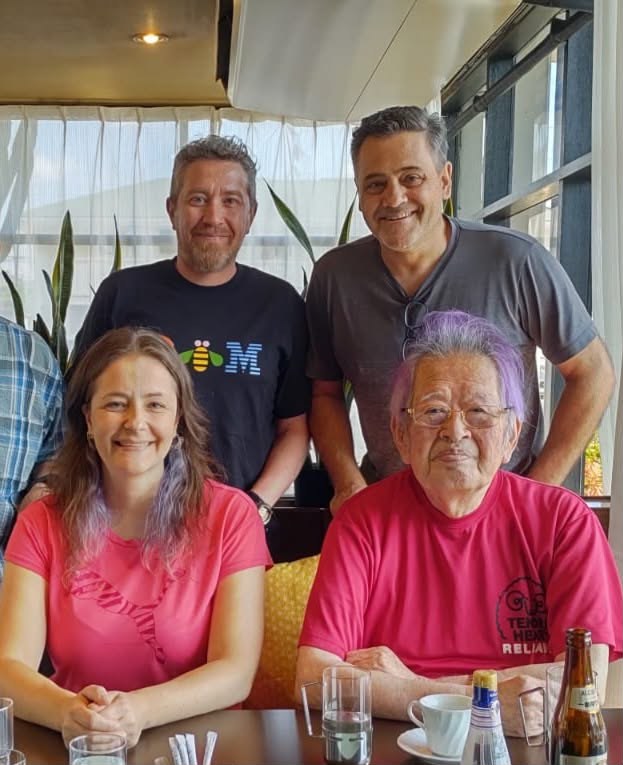 Viviana Vrsalovic sentada junto al Soke Masaaki Hatsumi, con dos acompañantes de pie detrás